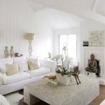 vita möbler i ett ljust vardagsrum