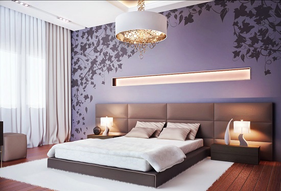 Wanddecoratie bij het bed in de slaapkamer met zachte wandpanelen