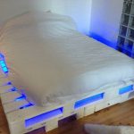 un letto di pallets blu-illuminato