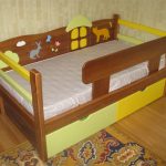 puusta valmistettu lasten sänky