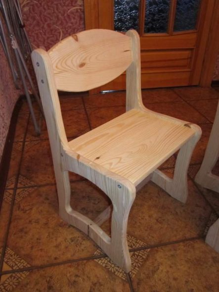 Dřevěná dětská židle