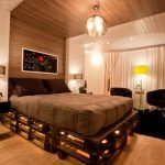 dřevěná postel z palet