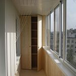 Inbyggd garderob på balkongen