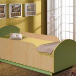 vysoká dřevěná postel