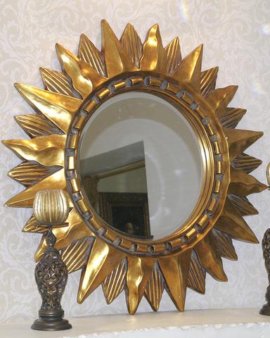 Specchio in una cornice del sole