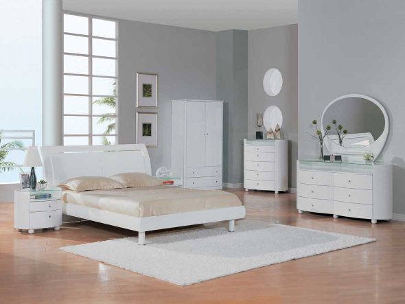 witte meubels van kunststof in het interieur