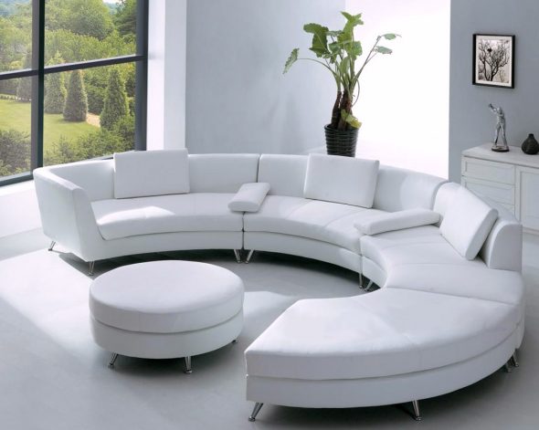 sofa putih di pedalaman
