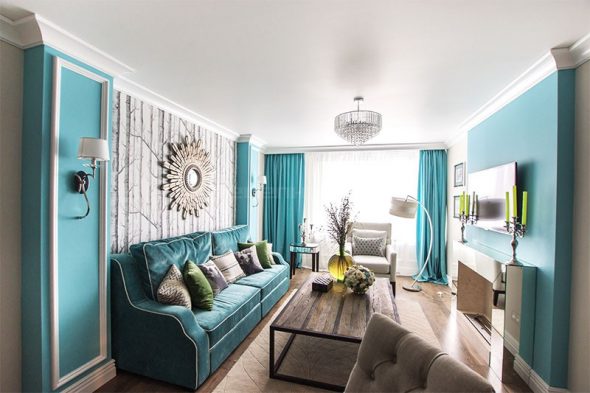 turquoise bank in witte woonkamer