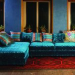 turkos soffa i vardagsrummet