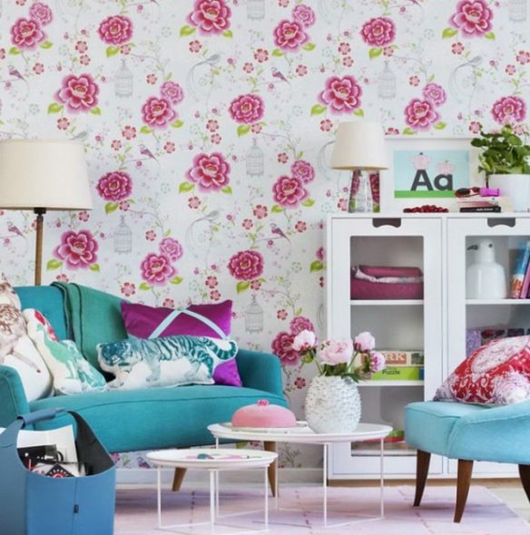 türkiz kanapé a rózsaszín szobában