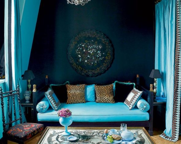 turquoise bank in blauw interieur
