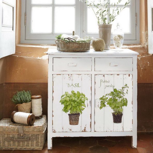 Provence-tyylinen decoupage-keittiön kaapit