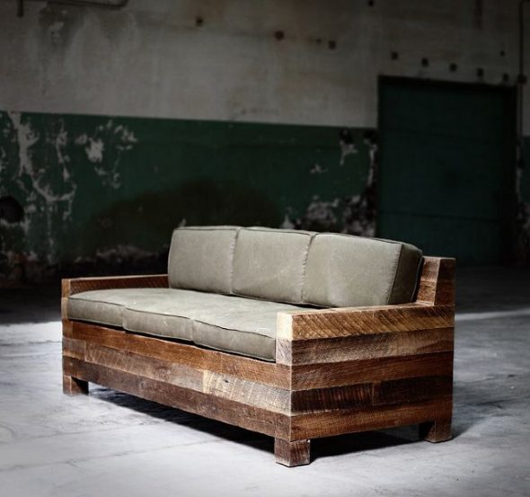 puinen sohva huoneessa