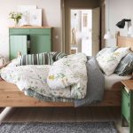 dřevěná postel ikea
