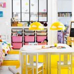 Dětská postýlka IKEA v dětském pokoji
