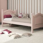 klasická dřevěná postel