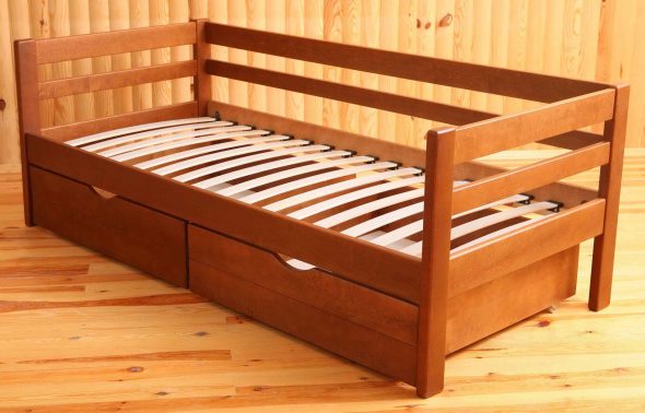 fából készült ágy lécekkel