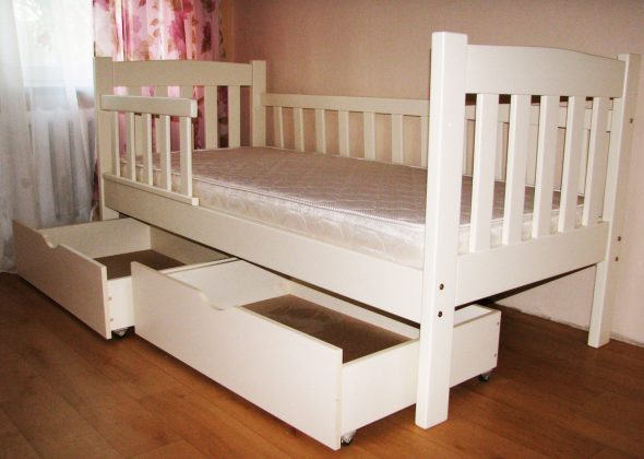 سرير خشبي للأطفال