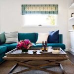 pohovka tyrkysové obývací pokoj design