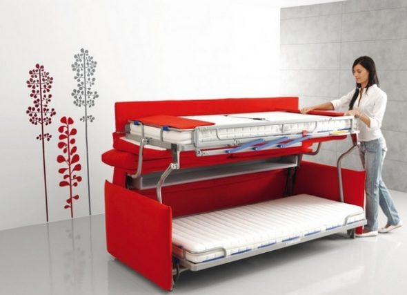 trasformatore divano letto per un piccolo appartamento rosso