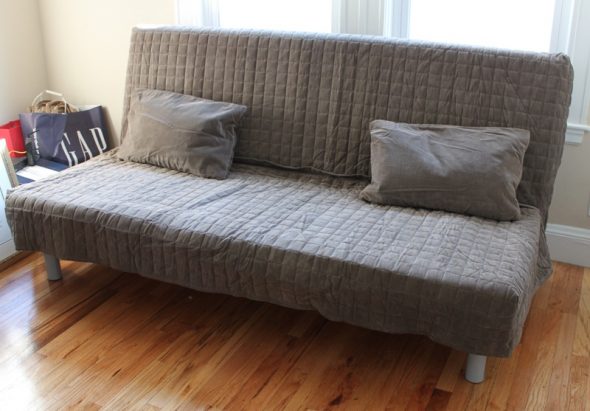 katil sofa di dalam rumah