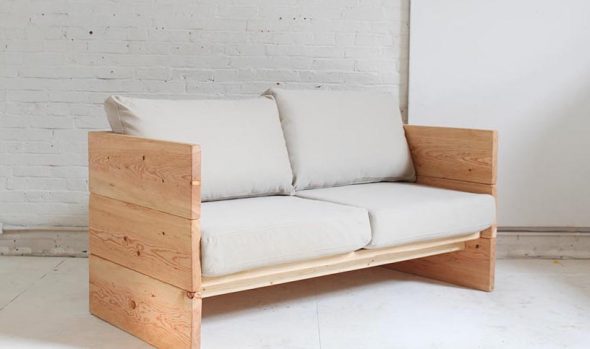 soffan är gjord av naturligt trä