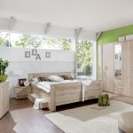 חדר שינה בהיר עם אור ירוק