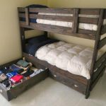 سرير الخشب الصلب