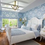 manželská postel v modrém interiéru