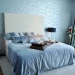 kétszemélyes ágy a kék belső térben