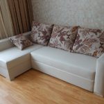 kompaktní rohová pohovka pro obývací pokoj