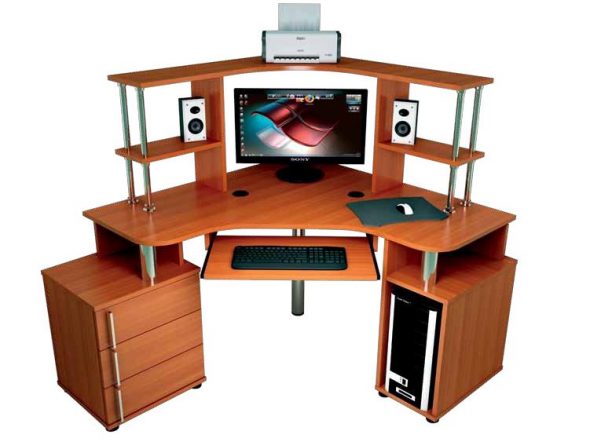 bureau d'ordinateur dans la chambre