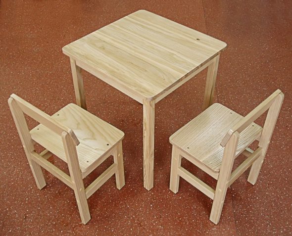 asettaa pöydän 2 tuolit lapsille puusta