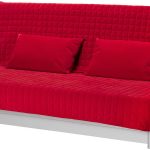 piros kanapé a szobában