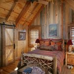 letto di legno in una casa di campagna