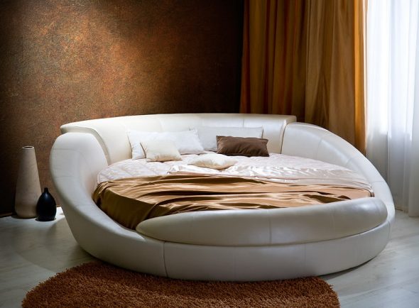 kulatá postel