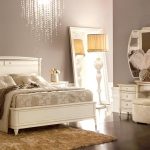 lichte meubels in een comfortabele slaapkamer