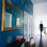miroir dans le couloir bleu