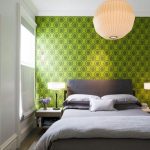 il design del muro nella parte superiore del letto aggiungerà espressività all'interiore della camera da letto