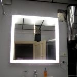 spegel ljus i badrummet