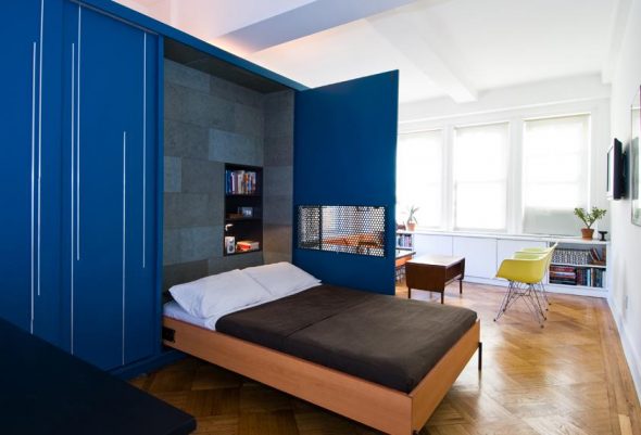 výtah postel v modré skříni