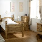 letto in legno nella camera da letto