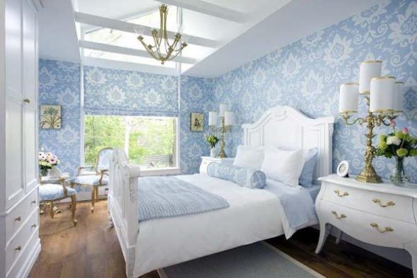 valkoinen-sininen makuuhuone