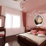 manželská postel v růžové ložnici