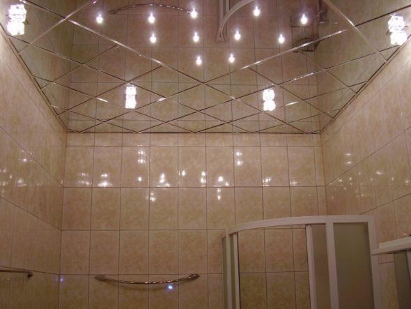 tükrözött fürdőszoba mennyezet