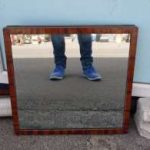 spiegel in een houten frame