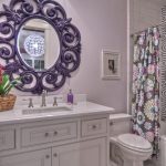 koupelna zrcadlo fialový rám