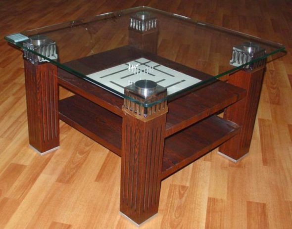 שולחן קפה עם רגלי עץ