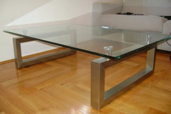 konferenční stolek s kovovými nohami