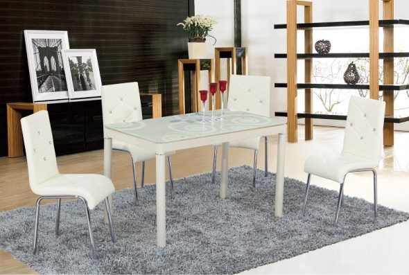Chaises blanches avec table en verre